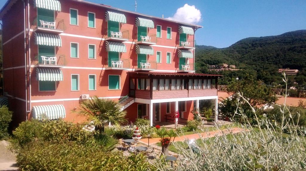 Hotel La Feluca ポルトフェッラーイオ エクステリア 写真